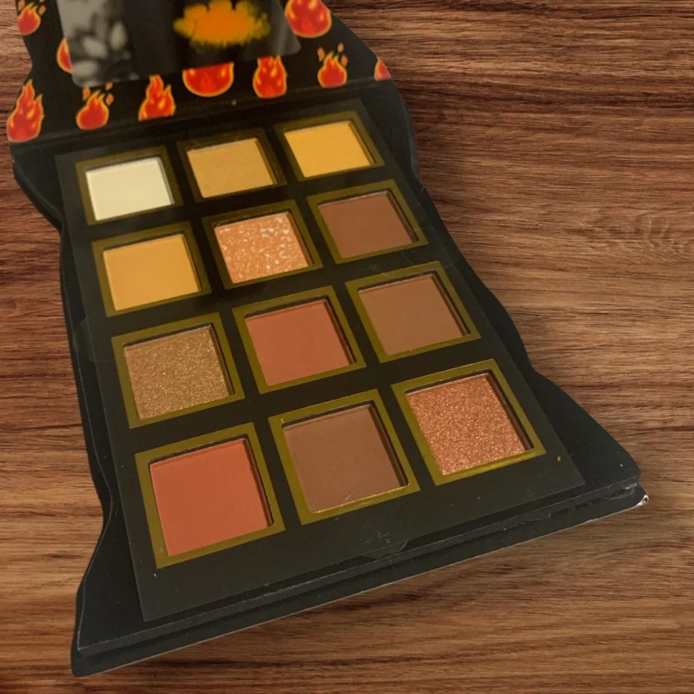 NEW TASTE BEAUTY Cheetos Flamin' Hot 12 SHADE Eyeshadow Palette
